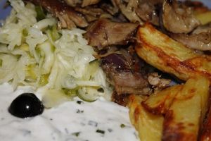 Gyros  Mit Salat,Tzaziki,und Zwiebeln