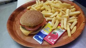 Cheesburger,mit Pommes frites