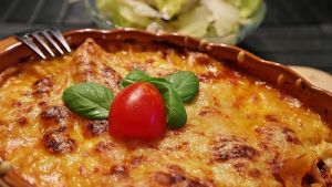 Vegetarische Riesenportion,mit Champignons, Zwiebeln,Knoblauch,Paprika und verschiedene Nudeln alles mit einer Tomatensoße und Käse überbacken